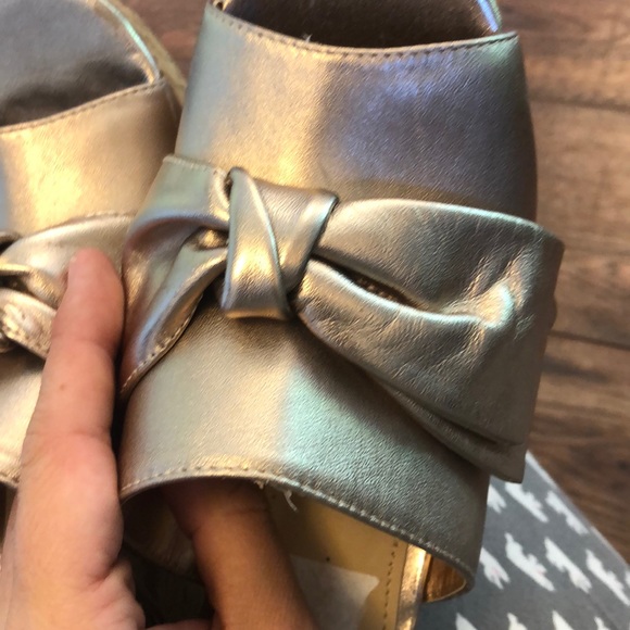 Guess Gold Wedges Size 7 - Picture 4 of 4